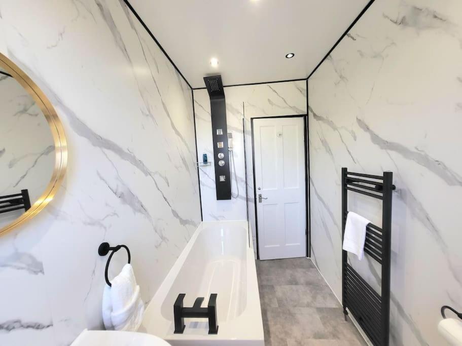 4 Bedrooms Apartment By Sensational Stay Short Lets & Serviced Accommodation エディンバラ エクステリア 写真
